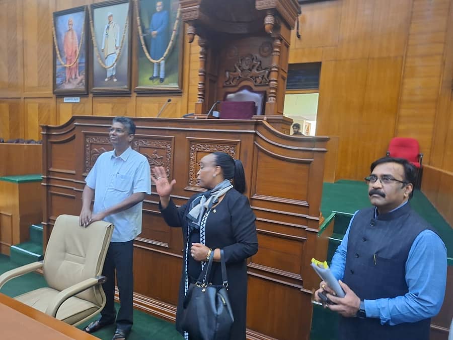 <div class="paragraphs"><p>ಬೆಳಗಾವಿಯ ಸುವರ್ಣ ವಿಧಾನಸೌಧಕ್ಕೆ ರೊವಾಂಡಾ ದೇಶದ ಹೈಕಮಿಷನರ್ ಜಾಕ್ವೆಲಿನ್ ಮುಕಂಜಿರಾ ಭಾನುವಾರ ಭೇಟಿ ನೀಡಿ, ವಿವಿಧ ವಿಷಯಗಳ ಕುರಿತು ಮಾಹಿತಿ ಪಡೆದುಕೊಂಡರು. ಸತೀಶ ಜಾರಕಿಹೊಳಿ ಇತರರಿದ್ದರು</p></div>